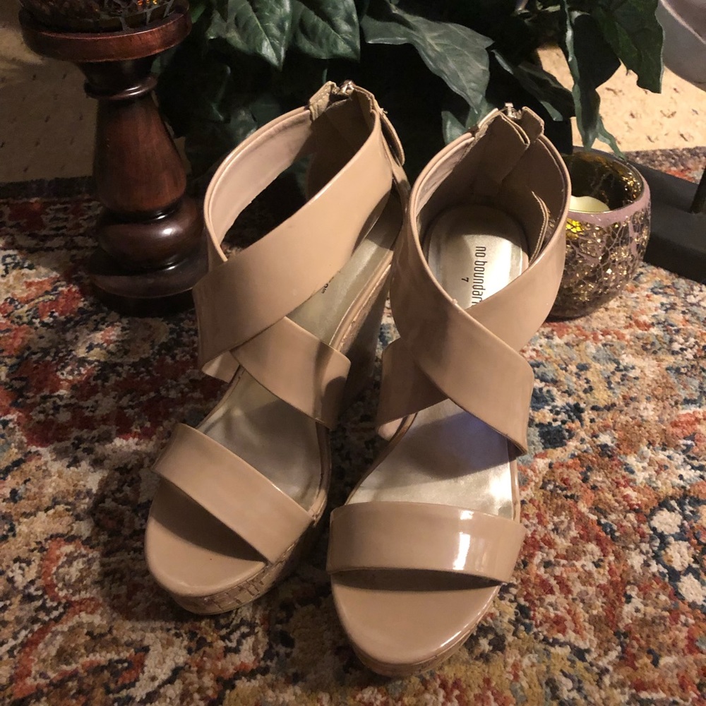 🐆Classic Nude Patent Leather Wedges🌻